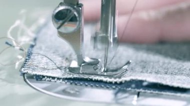 Terzi dikiş dikiş makinesi, kot elbise eller görünümü kapatın