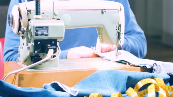 Mãos Costureira Costura Jeans Roupas Máquina Costura Vista Perto — Vídeo de Stock