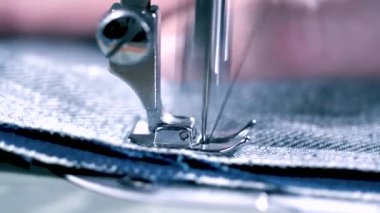 Terzi dikiş dikiş makinesi, kot elbise eller görünümü kapatın