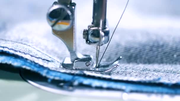 Mãos Costureira Costura Jeans Roupas Máquina Costura Vista Perto — Vídeo de Stock