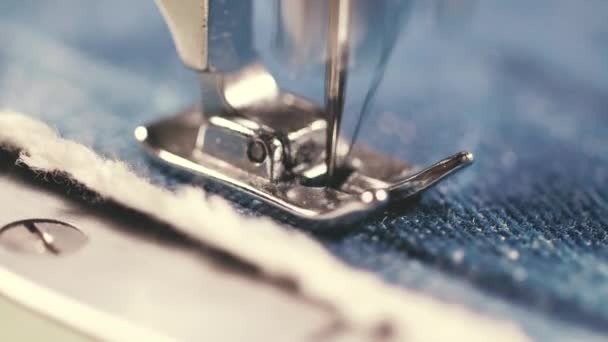 Крупный План Шитья Джинсовой Одежды Швейной Машинке — стоковое видео