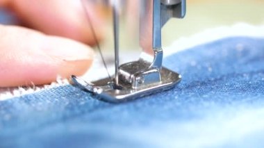 Atış dikiş kot elbise dikiş makinesi üzerinde kapatın 