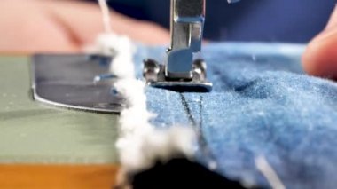 Atış dikiş kot elbise dikiş makinesi üzerinde kapatın 