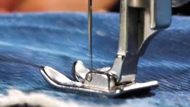 在缝纫机上缝制牛仔裤衣服的特写镜头 — 图库视频影像