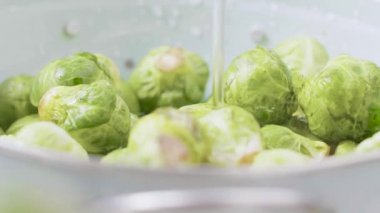 kevgir içinde taze Brüksel lahanası, yıkama, görünümü kapatın