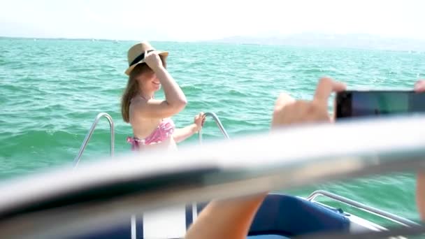 Piękne Szczęśliwe Młode Kobiety Strojach Kąpielowych Odpoczywające Jachcie Pływającym Falach — Wideo stockowe