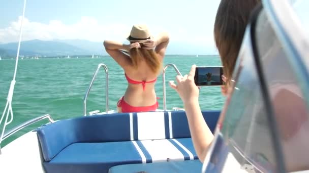 夏は海の波に浮かぶヨットに身を包んだ美しい幸せな若い女性たち — ストック動画