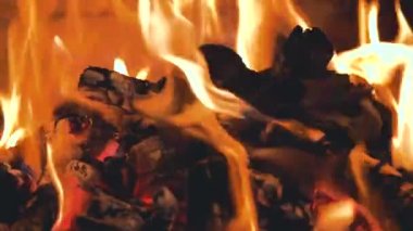 Şömine yavaş ateşten alevler