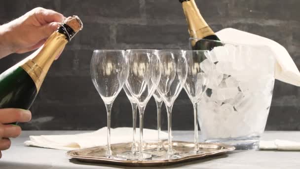 Обрізаний Знімок Людини Відкриває Пляшку Шампанського — стокове відео