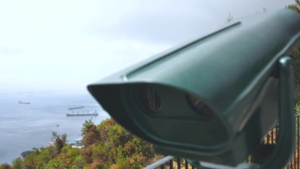 Close Upzicht Van Verrekijker Het Observatiepunt Het Schilderachtige Zeegezicht Met — Stockvideo
