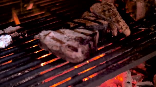 炎とグリルでおいしい肉料理の近景 — ストック動画