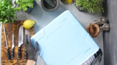 Karidesler ve balıklar taze balık ve buzla dolu bir kutuda.