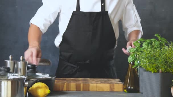 Ořezaný Záběr Kuchaře Zástěře Brousící Nože Kuchyni — Stock video