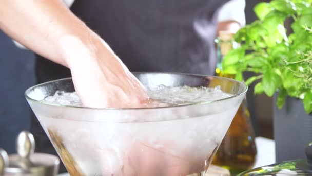 Schnappschuss Einer Person Die Frische Garnelen Glasschüssel Mit Eis Zubereitet — Stockvideo