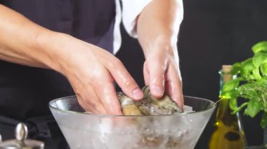 buz ile cam kase taze karidesler hazırlayan kişi kırpılmış çekim