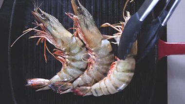 Karides veya karides tava üzerinde otlar ile hazırlanıyor 