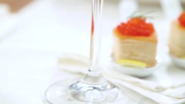 Tartlets beyaz plaka üzerinde kırmızı havyar ile