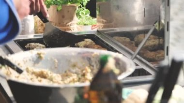 Restoran mutfakta iş yerinde şeflerin kırpılmış çekim lezzetli yemek yapma 