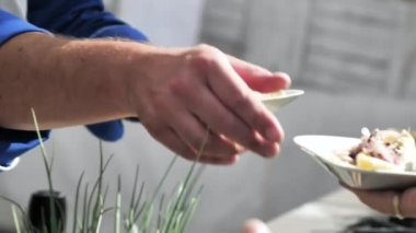 restoranda müşteriler için lezzetli gıda ile tabak veren şefin kırpılmış shot