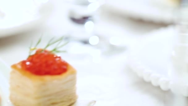 Tartlets Com Caviar Vermelho Placa Branca — Vídeo de Stock