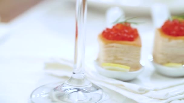 Törtchen mit rotem Kaviar auf weißem Teller
