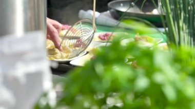 Taze Mantı pişirme taze makarna İtalyan ev yapımı. Kaynar suda kaynatın