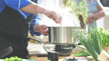 Restoran mutfak profesyonel şeflerin kısmi görünümü lezzetli yemek yapma  