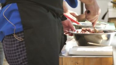 Restoran mutfakta iş yerinde şeflerin kırpılmış çekim lezzetli yemek yapma 
