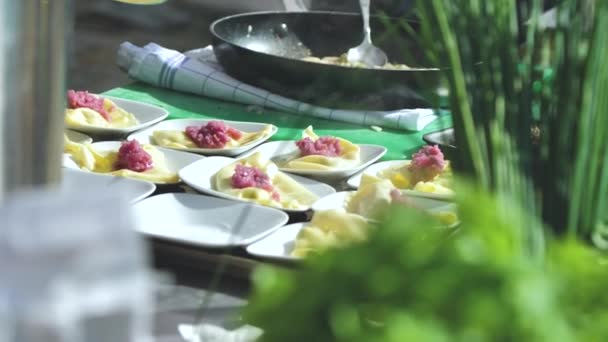烹调新鲜的馄饨 新鲜意大利面食自制 煮沸在煮沸的水里 — 图库视频影像