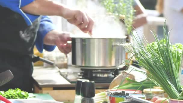 Teilansicht Professioneller Köche Der Restaurantküche Die Köstliche Speisen Zubereiten — Stockvideo