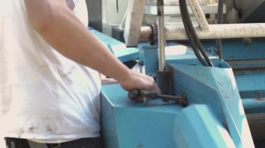 Tamirci çiftlikteki hasatçıyı birleştiriyor..