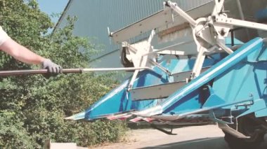 Tamirci çiftlikteki hasatçıyı birleştiriyor..