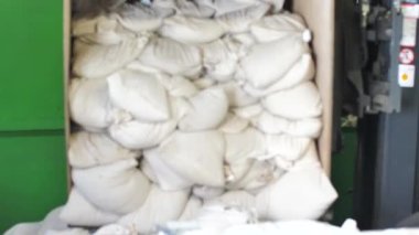 Forklift kullanan bir depocu..