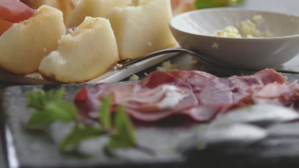 Vista Perto Deliciosa Comida Italiana Com Melão Prosciutto Foco Seletivo — Vídeo de Stock