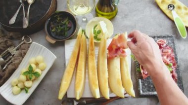 kavun ve Prosciutto ile lezzetli yemek pişirme kişinin kırpılmış çekim