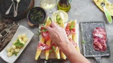 kavun ve Prosciutto ile lezzetli yemek pişirme kişinin kırpılmış çekim