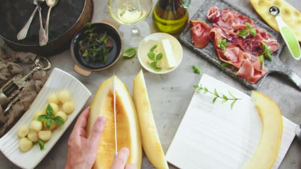 Vista Superior Parcial Pessoa Cozinhar Deliciosa Refeição Com Melão Prosciutto — Vídeo de Stock