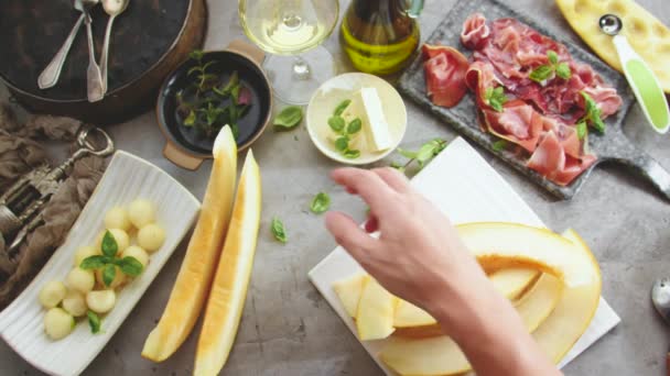 Gedeeltelijke Bovenaanzicht Van Persoon Koken Heerlijke Maaltijd Met Meloen Ham — Stockvideo