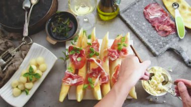 kişinin kısmi görünümü kavun ve Prosciutto ile lezzetli yemek pişirme, İtalyan gıda kavramı