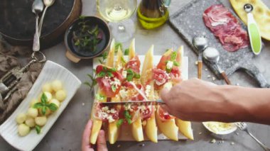 kişinin kısmi görünümü kavun ve Prosciutto ile lezzetli yemek pişirme, İtalyan gıda kavramı