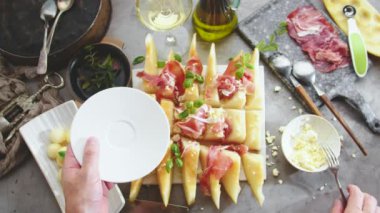 kavun ve Prosciutto ile lezzetli yemek pişirme kişinin kırpılmış çekim, İtalyan gıda kavramı