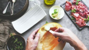 kavun ve Prosciutto ile lezzetli yemek pişirme kişinin kırpılmış çekim, İtalyan gıda kavramı