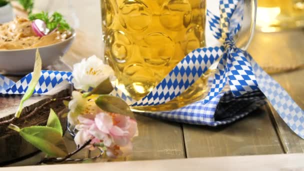 木製のテーブルの上にビールとおいしいスナックの完全なガラスのクローズアップビュー — ストック動画
