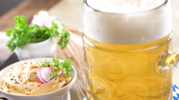 Wiesn Bier Brezeln Und Verschiedene Bayerische Spezialitäten Auf Holzboden — Stockvideo
