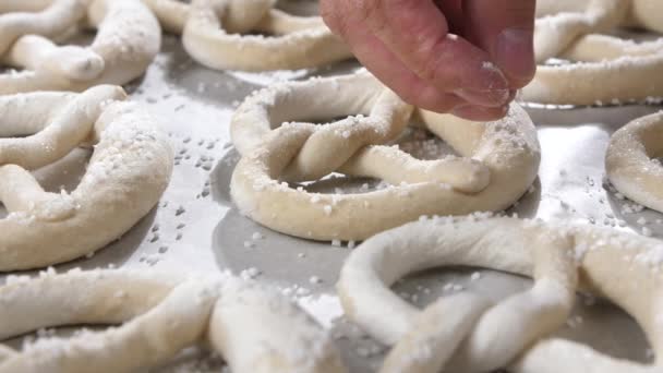 Primo Piano Vista Parziale Persona Che Cucina Deliziosi Pretzel Cucina — Video Stock