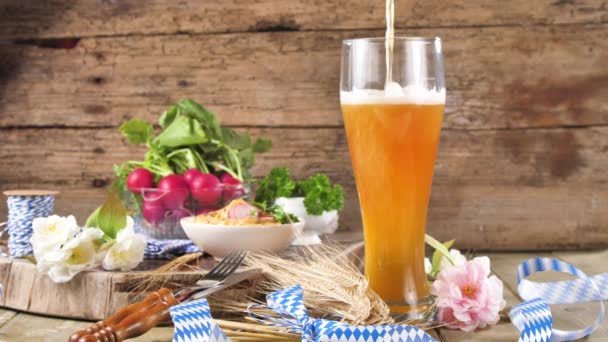 Wiesn Bier Brezeln Und Verschiedene Bayerische Spezialitäten Auf Holzboden — Stockvideo
