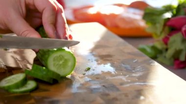 Taze salatalık salatası için kesme eller