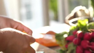 Erkek koyarak taze salatalık salatası için eller