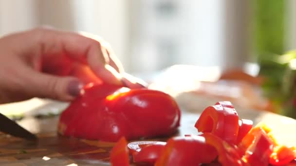 Nahaufnahme Weiblicher Hände Die Frischen Paprika Für Den Salat Schneiden — Stockvideo