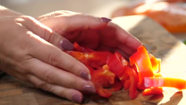 Zblízka pohled na ženské ruce uvedení krájená čerstvá paprika, salát
